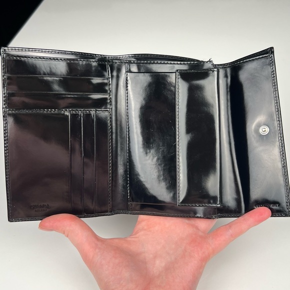 Prada Patent leather compact wallet - Picture 4 of 7